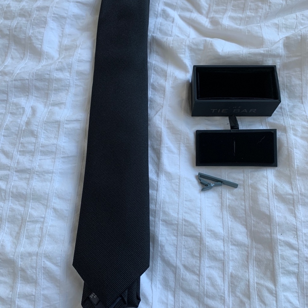 Tie Bar | black skinny grosgrain neck tie w bluish-grey tie bar